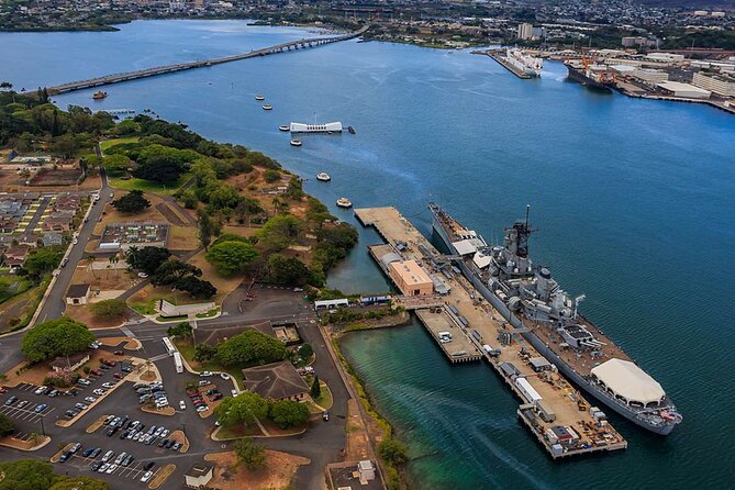 Deluxe Arizona Memorial and USS Missouri Battleship Tour - Honolul u drive-through: fast culture hits from Waikiki to downtown