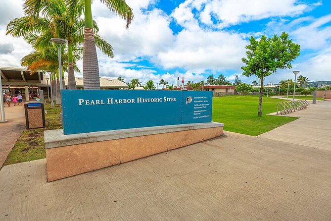 Deluxe Arizona Memorial and USS Missouri Battleship Tour - Guides: the human factor that makes the day click