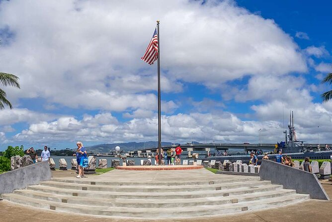 Deluxe Pearl Harbor USS Arizona Memorial and Honolulu City Tour - King Kamehameha’s statue and the Aliiolani Hale area