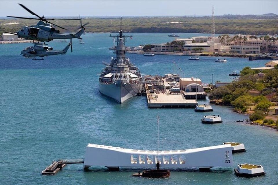 Honolulu: Pearl Harbor, USS Arizona and Battleship Missouri - Pearl Harbor Visitor Center: exhibits, artifacts, and a guided baseline