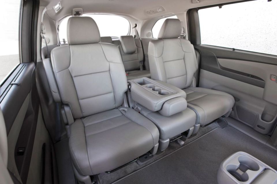Honolulu: Private Airport Transfer with Arrival Lei Greeting - From flight info to your driver with a name sign
