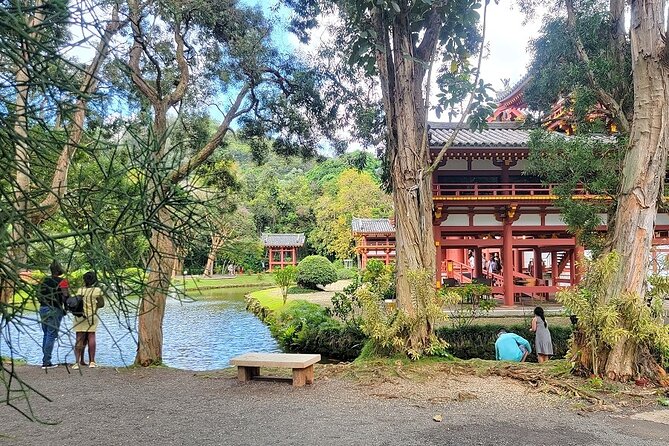 Oahu Circle Island Tour with Byodo-In Temple Admission - Tropical Farms (Macadamia Nut Farm Outlet): gifts, snacks, and tasting stations