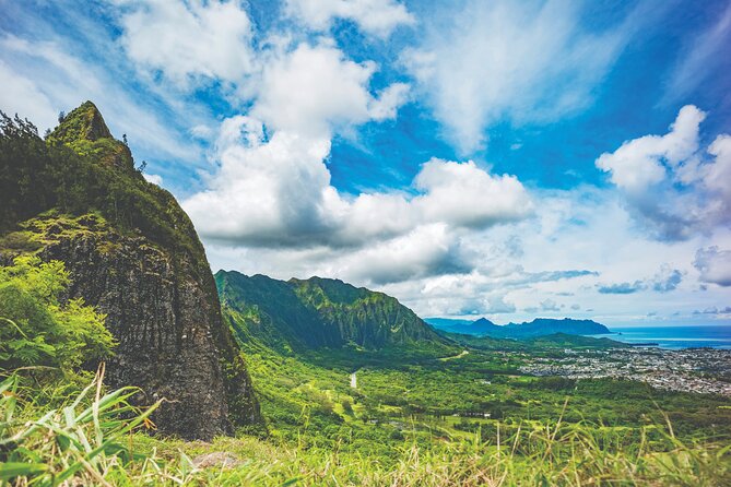 Oahu Deluxe Grand Circle Island Tour - The Morning Setup: Waikiki Pickup, Diamond Head, and Scenic Estates