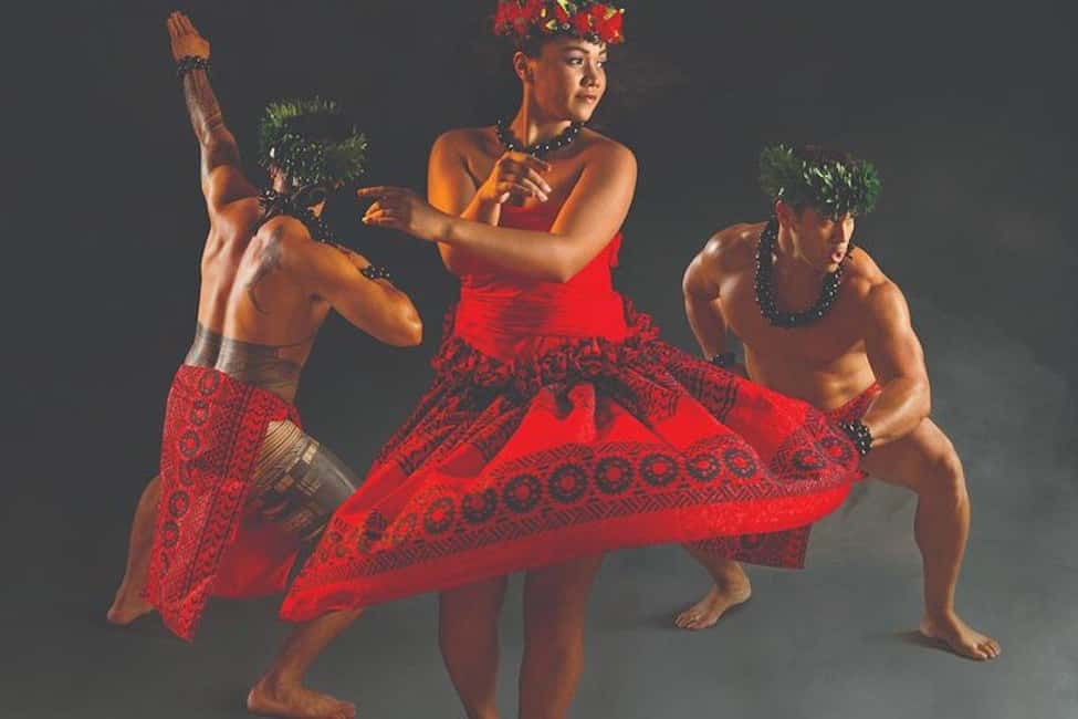 Oahu: Hilton Waikiki Starlight Luau - Fire-knife dancers and stage sightlines: the main spectacle
