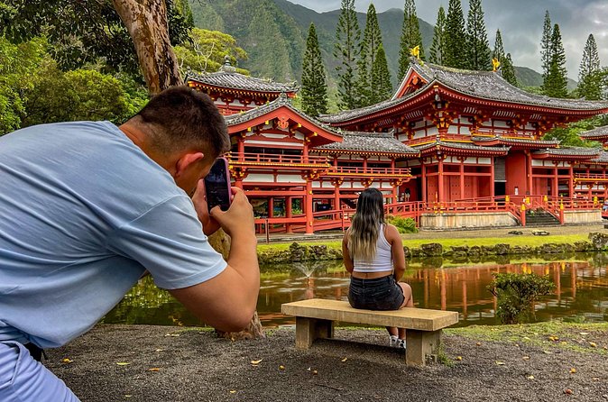 Oahu in a Day: Waterfall - Food Trucks - Lookouts - Small Crowds - Byodo-in Temple in Kahaluu valley: a quiet pause with spiritual context