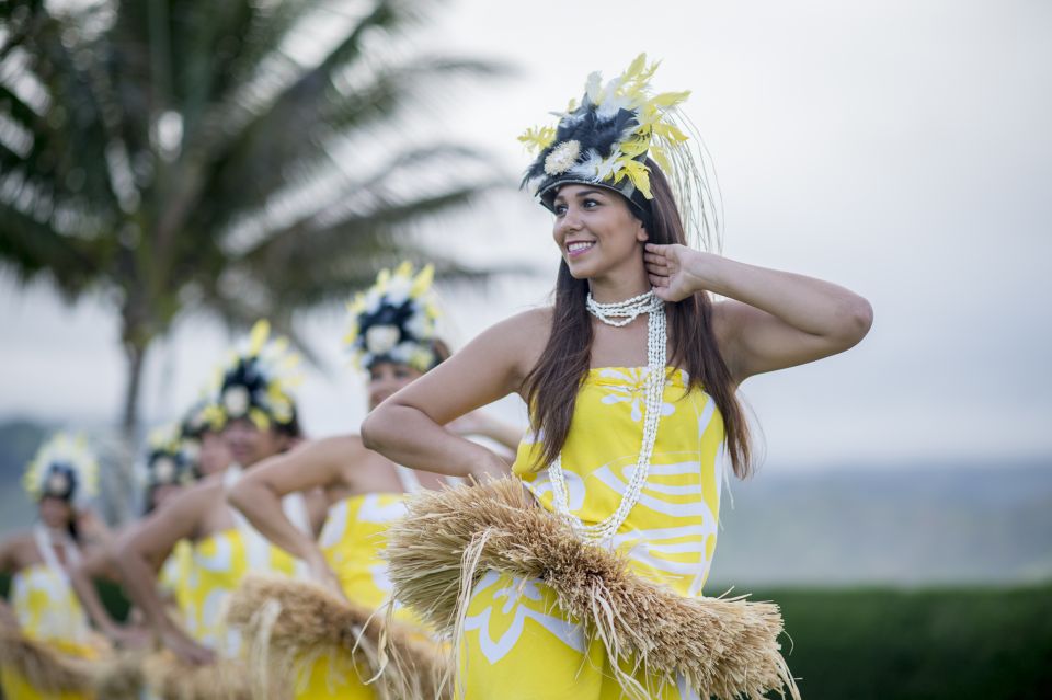 Oahu: Queens Waikiki Luau - Pre-show culture activities: hula, lei, and audience energy