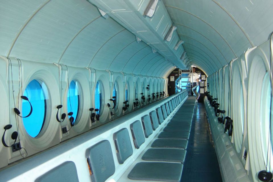 Oahu: Waikiki Submarine Tour - Descending to 100 feet: watching calm, not panicked