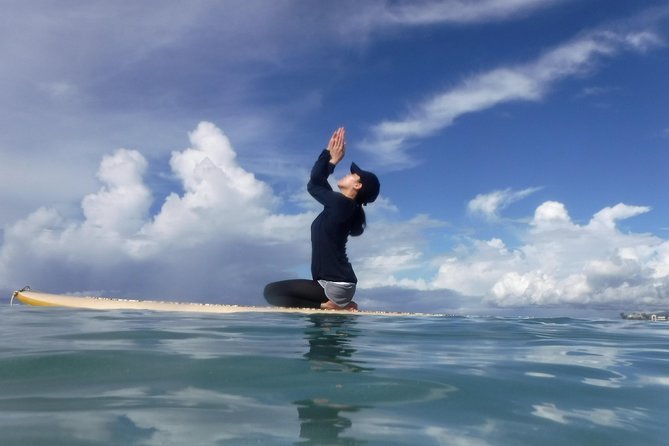 Paddleboard Yoga Class in Honolulu - The safety briefing and your first steps on the SUP