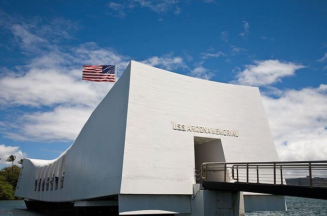 Pearl Harbor, National Memorial Cemetery and Honolulu City Tour - Tour narration: why the guide matters more than the route