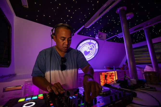 Premier Waikiki Sunset Party Cruise with Live DJ and Full Bar - Stop One: Diamond Head at golden hour (photo magic with momentum)