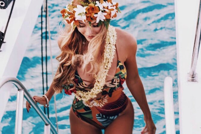 Sunset Boat Cruise: Swim and Cruise Waikiki - Crew vibe and photo help: the part that quietly makes it better