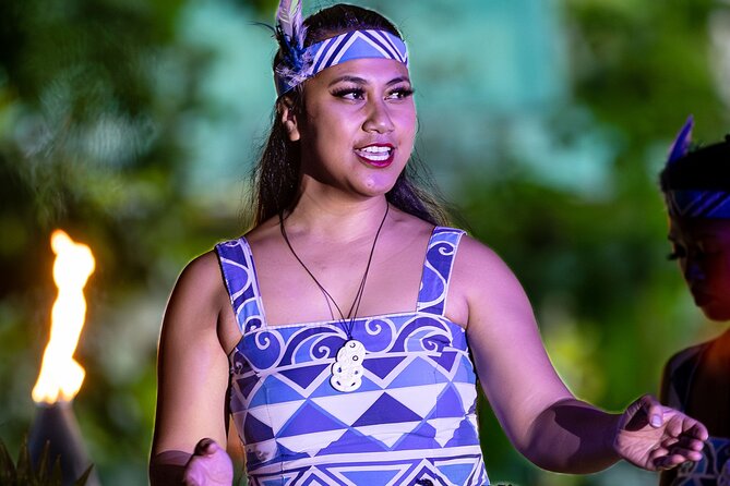 Toa Luau at Waimea Valley, Oahu - The Polynesian show with fire knife: what to expect from the performance arc